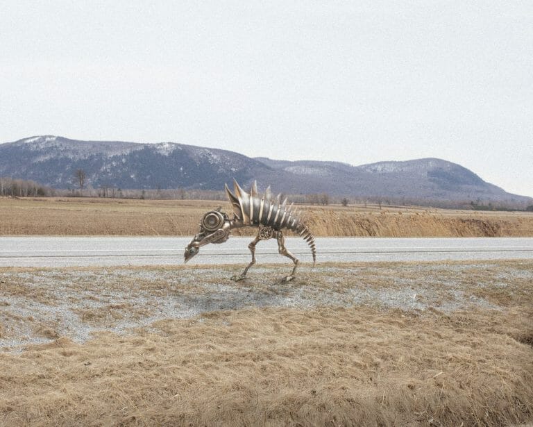 Créature de la route (ERUSIBORESTEROS) intégrée au décor de jour 1 de l'expédition ayant conduit aux cyanotypes créés avec l'aide de l'IA.