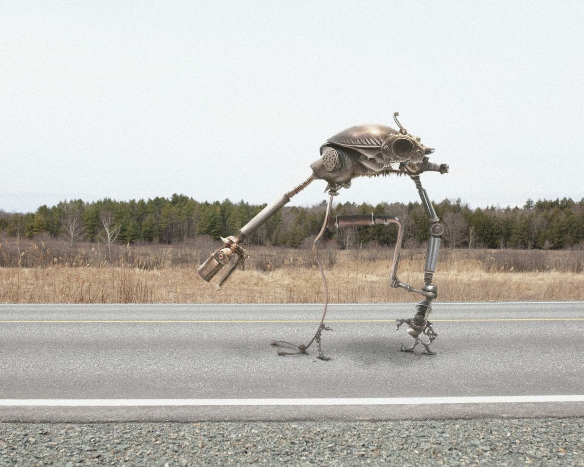 Créature de la route (GIGATHUTRAKHELOS) intégrée au décor de jour 2 (Granby) de l'expédition ayant conduit aux cyanotypes créés avec l'aide de l'IA Stable Diffusion.