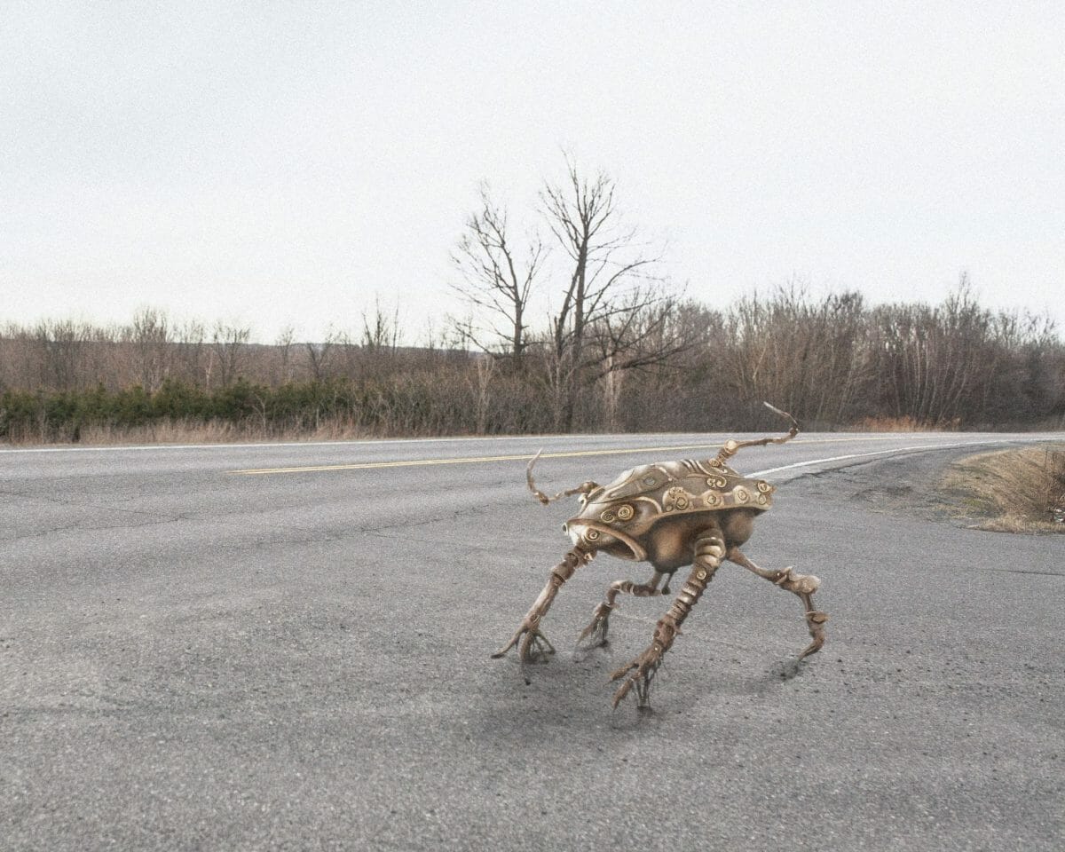 Créature de la route (KRATAIRINDADOS ) intégrée au décor de jour 3 (Bromont) de l'expédition ayant conduit aux cyanotypes créés avec l'aide de l'IA Stable Diffusion.